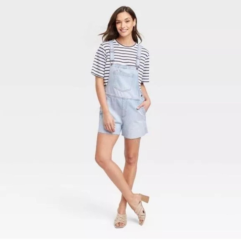 Universal Thread Shortalls Light Wash Size 6 Raw Hem